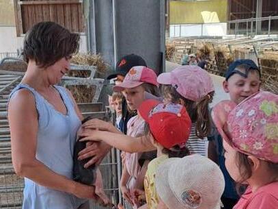 Viel Spaß hatten die Kinder vom „Kinderhaus Kunterbunt“ in Ramsthal beim Besuch auf dem Ökohof Kaufmann. Viel Spaß hatten die Kinder vom „Kinderhaus Kunterbunt“ in Ramsthal beim Besuch auf dem Ökohof Kaufmann.