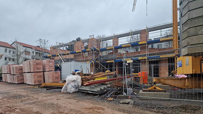 Die neue Kindertagesst&auml;tte der Theresienspitalstiftung w&auml;chst in die H&ouml;he.