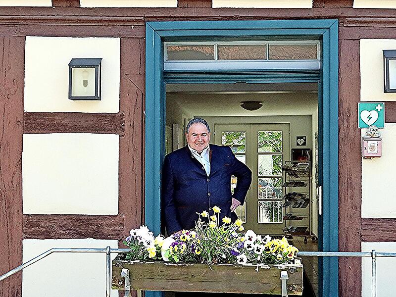 Dieter Reisenweber, langj&auml;hriger Gemeinderat und Zweiter B&uuml;rgermeister, vor dem Rathaus in Untermerzbach, in dem er seit dem 1. Mai das Sagen hat.