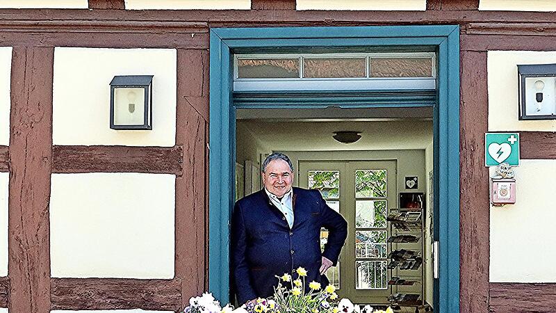 Dieter Reisenweber, langj&auml;hriger Gemeinderat und Zweiter B&uuml;rgermeister, vor dem Rathaus in Untermerzbach, in dem er seit dem 1. Mai das Sagen hat.