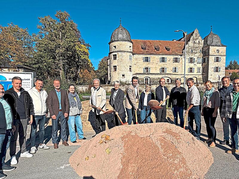 Vertreter des Marktgemeinderates, der Verwaltung, des Ingenieurbüros IVS, der Baufirma STL und des Architekturbüro Freiraumpioniere sowie (von links mit den Schaufeln) Landrat Klaus Löffler, Regierungsvizepräsident Thomas Engel, Bürgermeister Oliv... Vertreter des Marktgemeinderates, der Verwaltung, des Ingenieurbüros IVS, der Baufirma STL und des Architekturbüro Freiraumpioniere sowie (von links mit den Schaufeln) Landrat Klaus Löffler, Regierungsvizepräsident Thomas Engel, Bürgermeister Oliv...