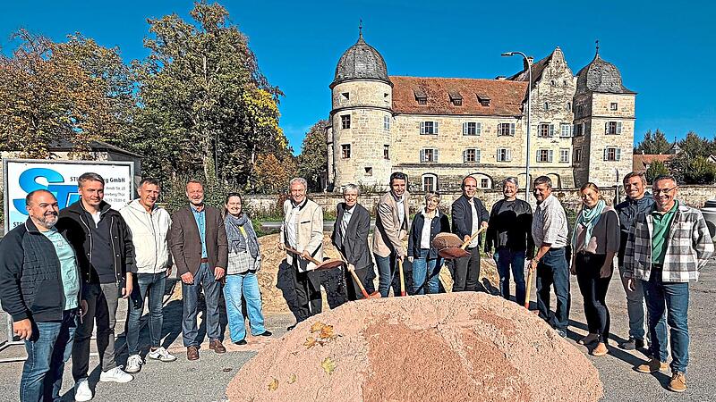 Vertreter des Marktgemeinderates, der Verwaltung, des Ingenieurb&uuml;ros IVS, der Baufirma STL und des Architekturb&uuml;ro Freiraumpioniere sowie (von links mit den Schaufeln) Landrat Klaus L&ouml;ffler, Regierungsvizepr&auml;sident Thomas Engel, B&uuml;rgermeister Oliv...
