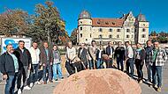Vertreter des Marktgemeinderates, der Verwaltung, des Ingenieurb&uuml;ros IVS, der Baufirma STL und des Architekturb&uuml;ro Freiraumpioniere sowie (von links mit den Schaufeln) Landrat Klaus L&ouml;ffler, Regierungsvizepr&auml;sident Thomas Engel, B&uuml;rgermeister Oliv...