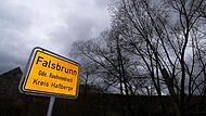 Dunkle Wolken zogen am Freitag nicht nur buchstäblich über Falsbrunn. Die Gewalttat hat das dörfliche Idyll im Steigerwald schwer erschüttert.