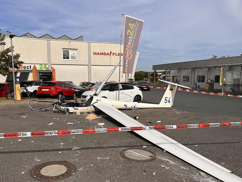 Das Flugzeug ist auf den Vorplatz der Tankstelle gestürzt  und beschädigte dabei auch zwei Fahrzeuge.