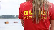 Nach einem Bad im Rhein werden mehrere Menschen vermisst.