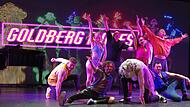 Die Breakdancerinnen und Breakdancer aus Schweinfurt zeigen nicht nur ihre akrobatische Dynamik, sondern auch die faszinierende Verschmelzung von klassischen Musikbildern mit Synthesizer generierten Beats, Die Breakdancerinnen und Breakdancer aus Schweinfurt zeigen nicht nur ihre akrobatische Dynamik, sondern auch die faszinierende Verschmelzung von klassischen Musikbildern mit Synthesizer generierten Beats,