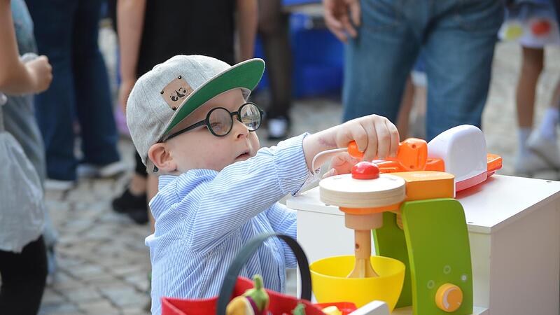 'Na, das w&auml;r doch was f&uuml;r mich!', mag dieser Steppke gedacht haben, als er beim Kinder-Flohmarkt am Sonntag dieses bunte Spielzeug-Telefon ersp&auml;ht.
