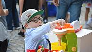 'Na, das w&auml;r doch was f&uuml;r mich!', mag dieser Steppke gedacht haben, als er beim Kinder-Flohmarkt am Sonntag dieses bunte Spielzeug-Telefon ersp&auml;ht.