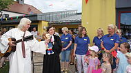 Pastoralreferent Michael Albrecht (links) spielt w&auml;hrend des Jubil&auml;ums in Kirchehrenbach Gittare. Pfarrerin Christine Kurth (Zweite von links) bringt eine Bauchsprechpuppe mit.