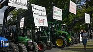 Ihre Forderungen haben die Bauern in Herzogenaurach auf Transparente geschrieben und an Traktorgabeln angebracht.