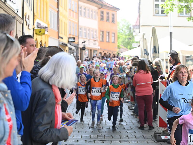 Weltkulturerbelauf 2025: Rund 1000 Sch&uuml;ler aus den 3. und 4. Klassen waren beim Bosch-Sch&uuml;lerlauf am Start.