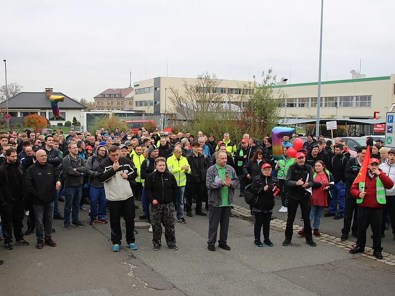 Hunderte Schaeffler Mitarbeiter haben in Höchstadt demonstriert.Demonstration Schaeffler Höchstadt Hunderte Schaeffler Mitarbeiter haben in Höchstadt demonstriert.