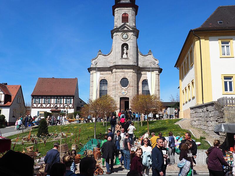 Der Pr&ouml;lsdorfer Ostermarkt ist einer der gr&ouml;&szlig;ten Osterm&auml;rkte im Ha&szlig;bergkreis - und bei gutem Wetter ist immer besonders viel los.