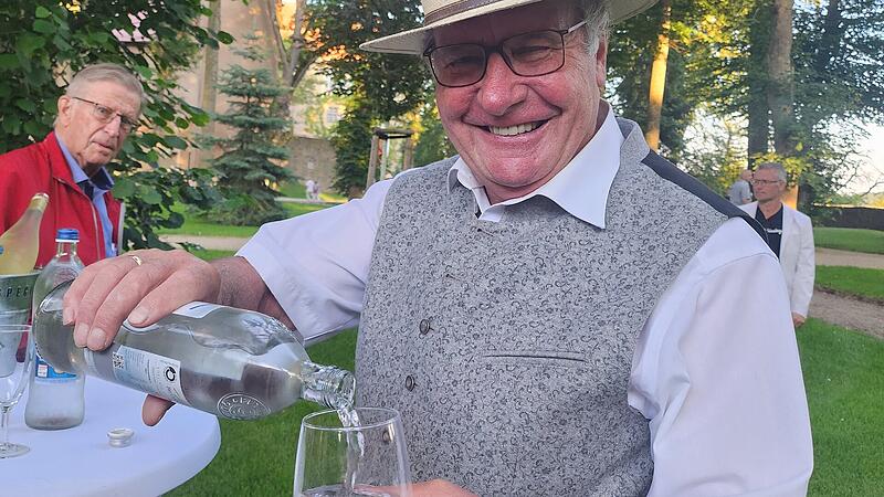 Otmar Lutz, immer passend gekleidet: Hier umsorgt er die Gäste beim Open air-Konzert auf Schloss Aschach. Sonst besteht seine Arbeitskleidung aus einem Smoking.