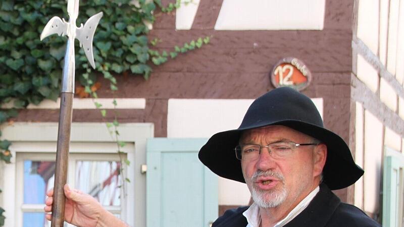 Nachtwächter Rainer Kirch führt durch die nächtliche Altstadt.