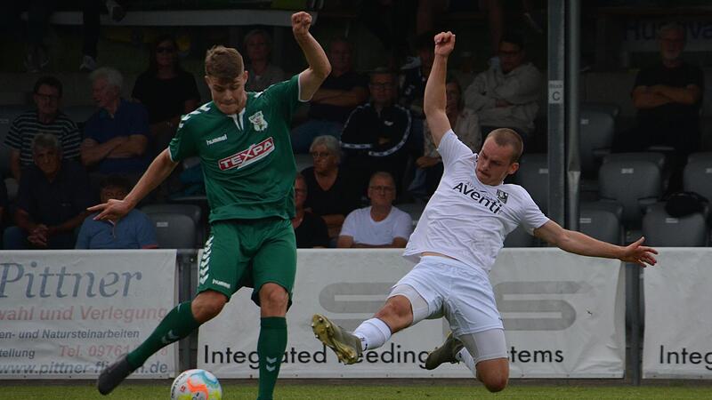 Fabio Reck (r.) und der FC Eintracht Bamberg haben am Freitagabend mit 1:0 beim TSV Gro&szlig;bardorf gewonnen.