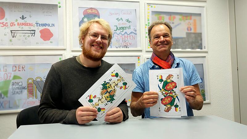 Zehn Jahre lang hat Richard R&ouml;ckelein (rechts), der Gesch&auml;ftsf&uuml;hrer vom Stadtjugendring Bamberg, einmal j&auml;hrlich Kindern das Schafkopfspiel beigebracht. Ab n&auml;chstem Jahr &uuml;bernimmt es Maxi Manlig.