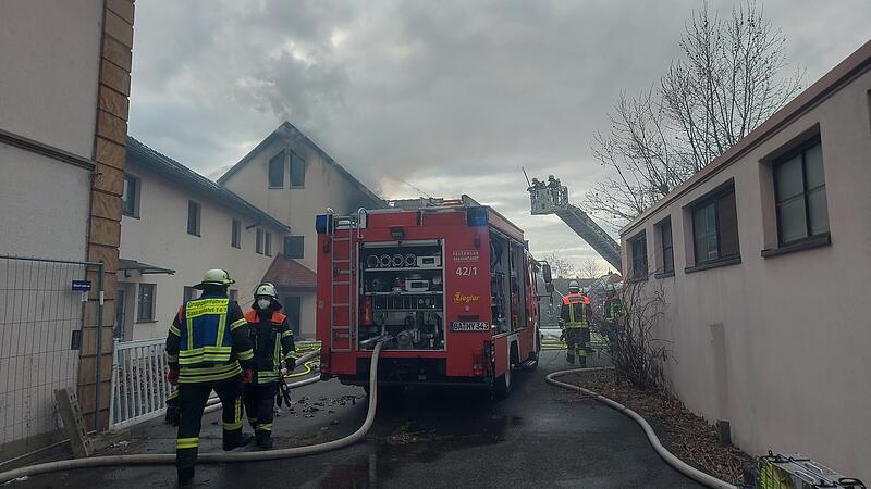 Brennender Dachstuhl in Hirschaid verursacht Gro&szlig;einsatz.