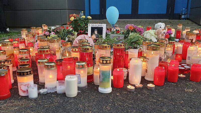 Kerzen am Schulzentrum nach dem Tod eines 14-jährigen Schülers im September 2023: Die Trauer über den Mord in Lohr (Lkr. Main-Spessart) war groß. Nun beginnt der nicht öffentliche Prozess gegen den Tatverdächtigen.