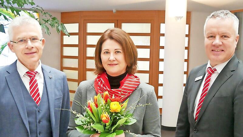 Unser Bild zeigt Vorstandsvorsitzenden Roland Friedrich (von links), Jubilarin Elke Cannata und Bereichsleiter Marco Dietz.