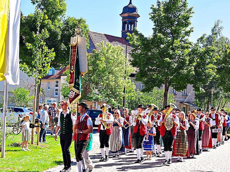 Die Musiker des Sternmarsches auf dem Weg zur Pfarrkirche.