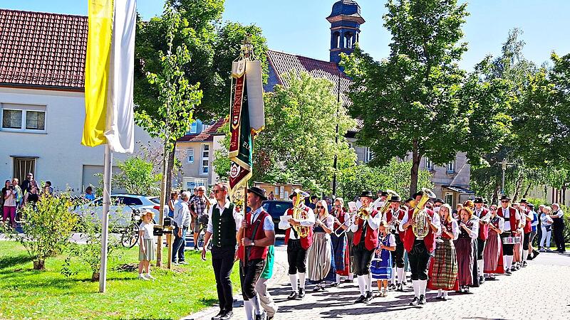 Die Musiker des Sternmarsches auf dem Weg zur Pfarrkirche.