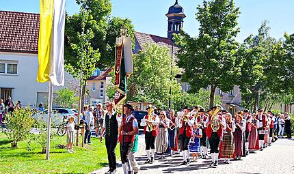 Die Musiker des Sternmarsches auf dem Weg zur Pfarrkirche.