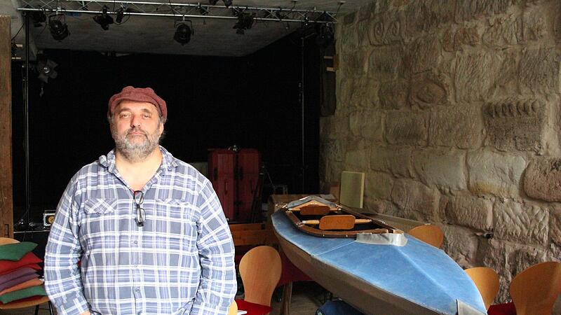 Im Theatersaal von Stefan Kügel steht ein Kanu. Ansonsten ist momentan nicht viel los in der alten Bauernscheune, die Kügel eigenhändig saniert hat.Andreas Scheuerer Im Theatersaal von Stefan Kügel steht ein Kanu. Ansonsten ist momentan nicht viel los in der alten Bauernscheune, die Kügel eigenhändig saniert hat.Andreas Scheuerer