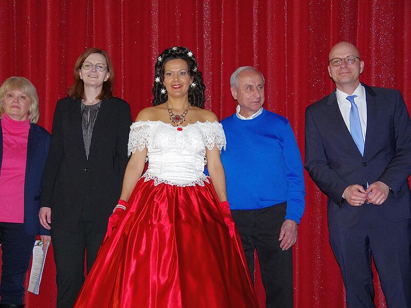 Foto vor dem Bühnenvorhang mit (von links) Museumsleiterin Annette Späth, Kurdirektorin Sylvie Thormann, Nadja Keller als Sisi, Kinobetreiber Peter Hofmann und Oberbürgermeister Dirk Vogel.