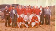 Der FC Traindorf Ende der fünfziger Jahre. Stehend, von links Wirt Hans Konrad, Alfred Klier, Hans Föhn, Hans Rödel, Manfred Heller, Erich Konrad, Anton Heller, Ottmar Heller, Robert Frisch, Leonhard Heller, Georg Schramm, Hans Herold, Andreas Föhn. Vorne, von links Hans Klier, Helmut Otto, Gregor Konrad. Als Zaungast hat sich der junge Frank Herold (links) mit auf das Bild geschmuggelt.FC Traindorf Der FC Traindorf Ende der fünfziger Jahre. Stehend, von links Wirt Hans Konrad, Alfred Klier, Hans Föhn, Hans Rödel, Manfred Heller, Erich Konrad, Anton Heller, Ottmar Heller, Robert Frisch, Leonhard Heller, Georg Schramm, Hans Herold, Andreas Föhn. Vorne, von links Hans Klier, Helmut Otto, Gregor Konrad. Als Zaungast hat sich der junge Frank Herold (links) mit auf das Bild geschmuggelt.