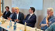 Gute Laune bei der Vorstellung des Programms für die Spielzeit 2025/2026 (von links): Generalmusikdirektor Daniel Carter, kaufmännischer Direktor Bernd Vorjans, Intendant Neil Barry Moss, Oberbürgermeister Dominik Sauerteig und Schauspieldirektor Matthias Straub. Nicht im Bild: Ballettdirektor Mark McClain.