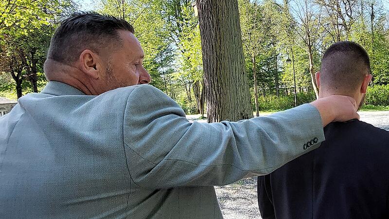 Ein fester Griff im Nacken ist n&ouml;tig, um die Schutzperson nicht zu verlieren.So l&auml;uft die Ausbildung als Personensch&uuml;tzer ab