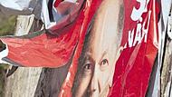 Nicht nur Plakate werden zerfetzt.