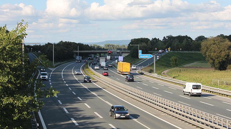 Auch wegen der gut ausgebauten Straßen pendeln die Menschen im Landkreis wieder vermehrt zur Arbeit. Auch wegen der gut ausgebauten Straßen pendeln die Menschen im Landkreis wieder vermehrt zur Arbeit.