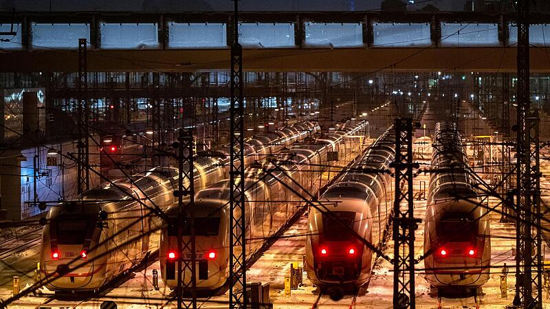 ICE Schnellz&uuml;ge stehen w&auml;hrend eines Bahnstreiks auf Abstellgleisen vor dem M&uuml;nchner Hauptbahnhof.