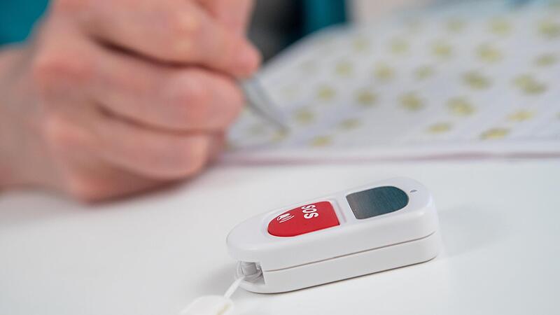 Neben dem bewährten Hausnotrufsystem gibt es beim BRK-Kreisverband Bad Kissingen jetzt auch eines, bei dem der Notruf per Sprache ausgelöst werden kann. Neben dem bewährten Hausnotrufsystem gibt es beim BRK-Kreisverband Bad Kissingen jetzt auch eines, bei dem der Notruf per Sprache ausgelöst werden kann.