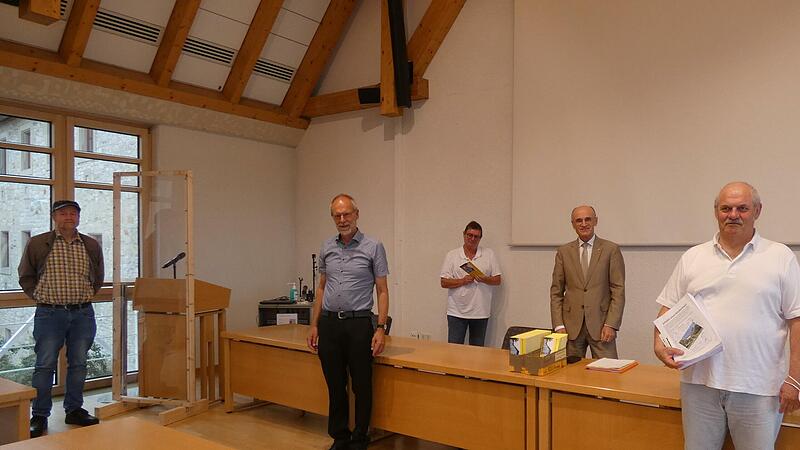 Unterschriften f&uuml;r den Erhalt der Chirurgie am Eberner Krankenhaus haben die Initiatoren an Landrat Wilhelm Schneider &uuml;bergeben. Im Bild von links: Klaus Junge, Klaus Emmerich, Ralf Kestel, Landrat Wilhelm Schneider und Wolfgang Zirbik.