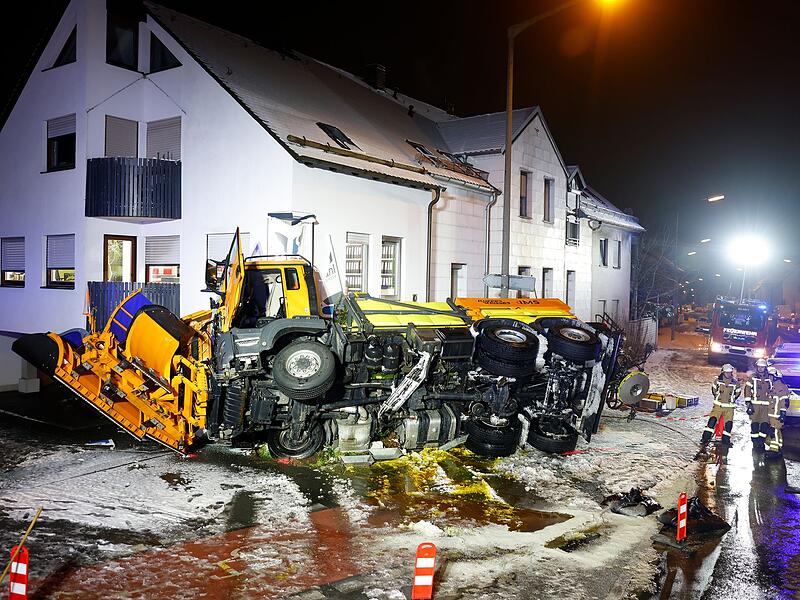 R&auml;umfahrzeug umgekippt