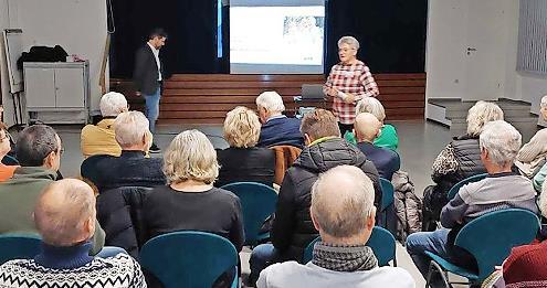 Ulrike Berner begrüßt die Gäste des Seniorenbeirates. Ulrike Berner begrüßt die Gäste des Seniorenbeirates.