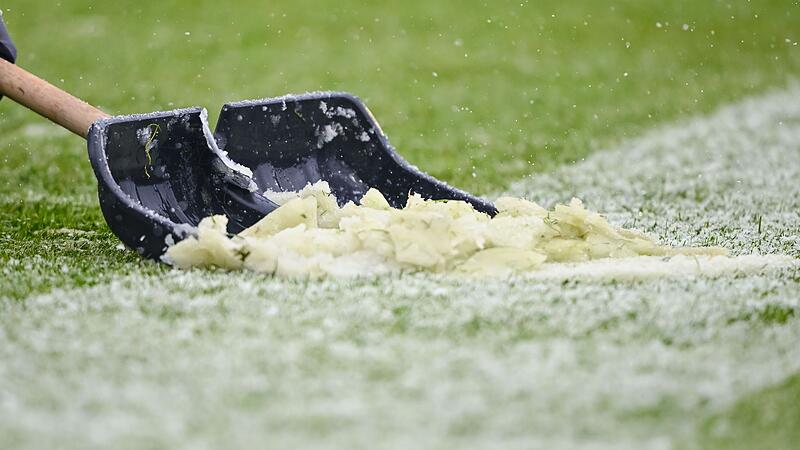 Schnee auf dem Fu&szlig;ballfeld