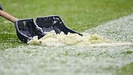 Schnee auf dem Fu&szlig;ballfeld