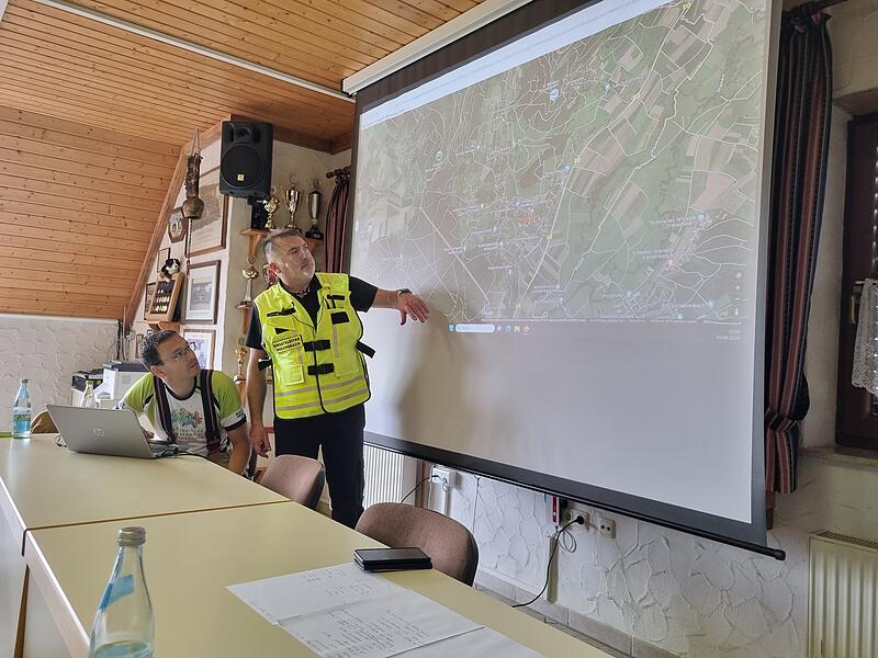 Einsatzbesprechung der Kreisbranddirektion