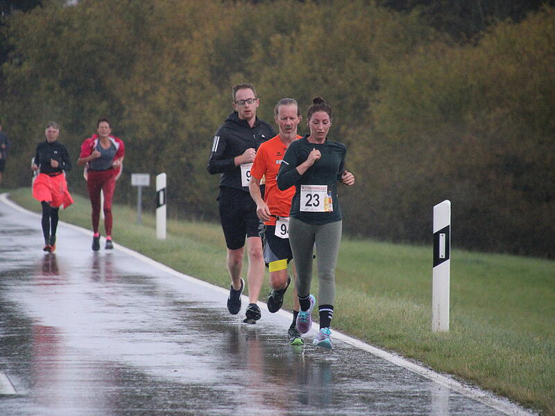 Trotz nasskaltem Herbstwetter lie&szlig;en sich die Sportler den Spa&szlig;  beim 38. Frankenwaldlauf der LG Ludwigschorgast nicht vermiesen.