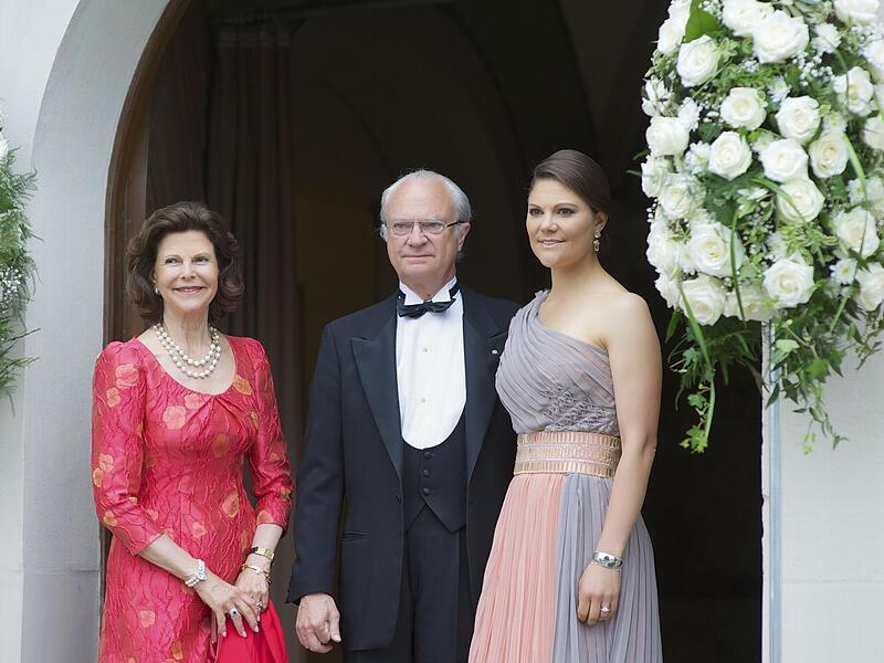 Das schwedische K&ouml;nigspaar Silvia und Carl Gustaf war 2013 zusammen mit Tochter Victoria zu Besuch in Coburg.  Anlass war eine Feier zum 70. Geburtstag von Andreas Prinz von Sachsen-Coburg und Gotha. Carl Gustaf und Andreas waren Cousins.