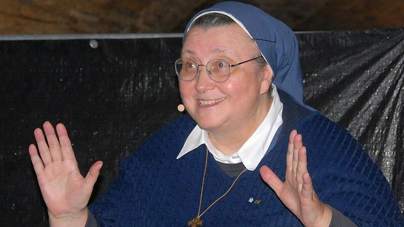 Schwester Teresa Zukic empfiehlt den Menschen, viel zu lachen und Humor zu zeigen, was sie selbst auch im Gew&ouml;lbekeller des R&ouml;delseer Schlosses tat.