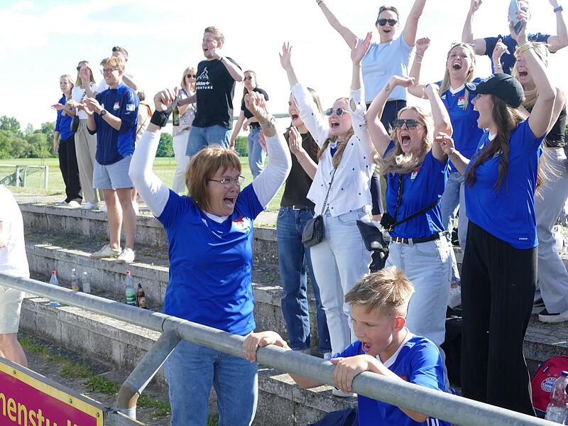 Der TSV Burgebrach bejubelt den Meistertitel in der Bezirksliga Oberfranken West nach dem 2:1 in Kemmern.TSV Burgebrach: Meister Bezirksliga West 2024/25 Der TSV Burgebrach bejubelt den Meistertitel in der Bezirksliga Oberfranken West nach dem 2:1 in Kemmern.