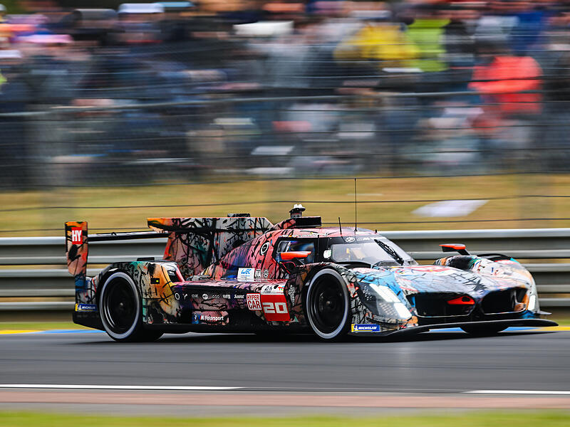 PUMA setzt auch Sonderwünsche designtechnisch um - so wie im Vorjahr in Le Mans, als es Kleidung angelehnt an das Design dieses Art Cars gab. PUMA setzt auch Sonderwünsche designtechnisch um - so wie im Vorjahr in Le Mans, als es Kleidung angelehnt an das Design dieses Art Cars gab.