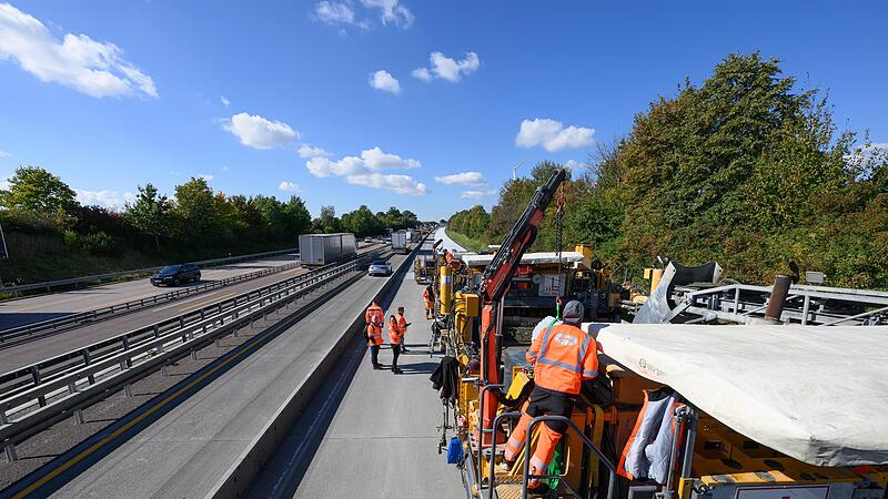 Straßenbauer sind auf einer Autobahn-Baustelle mit dem halbseitigen Betoneinbau beschäftigt. Dieser ist nicht nur technologisch, sondern auch für die Baustellenverkehrsführung besonders interessant. Straßenbauer sind auf einer Autobahn-Baustelle mit dem halbseitigen Betoneinbau beschäftigt. Dieser ist nicht nur technologisch, sondern auch für die Baustellenverkehrsführung besonders interessant.