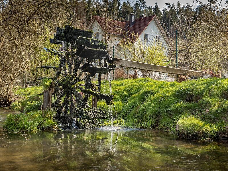 Dieses M&uuml;hlenrad dreht sich in Treunitz.